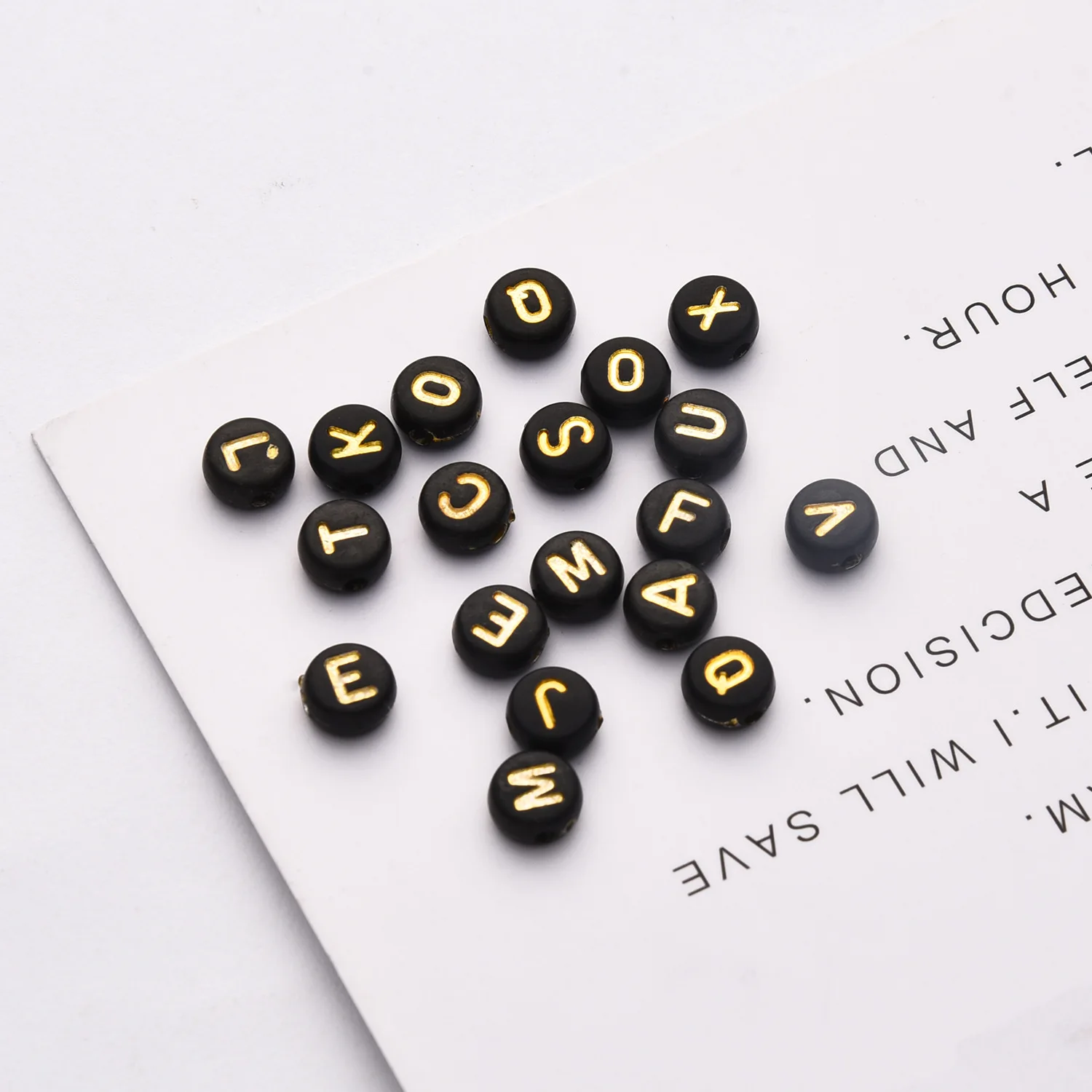 

Черное золото, случайные акриловые бусины со смешанными буквами, 7 мм, круглые плоские прокладки с алфавитом для изготовления ювелирных изделий, браслет ручной работы, ожерелье