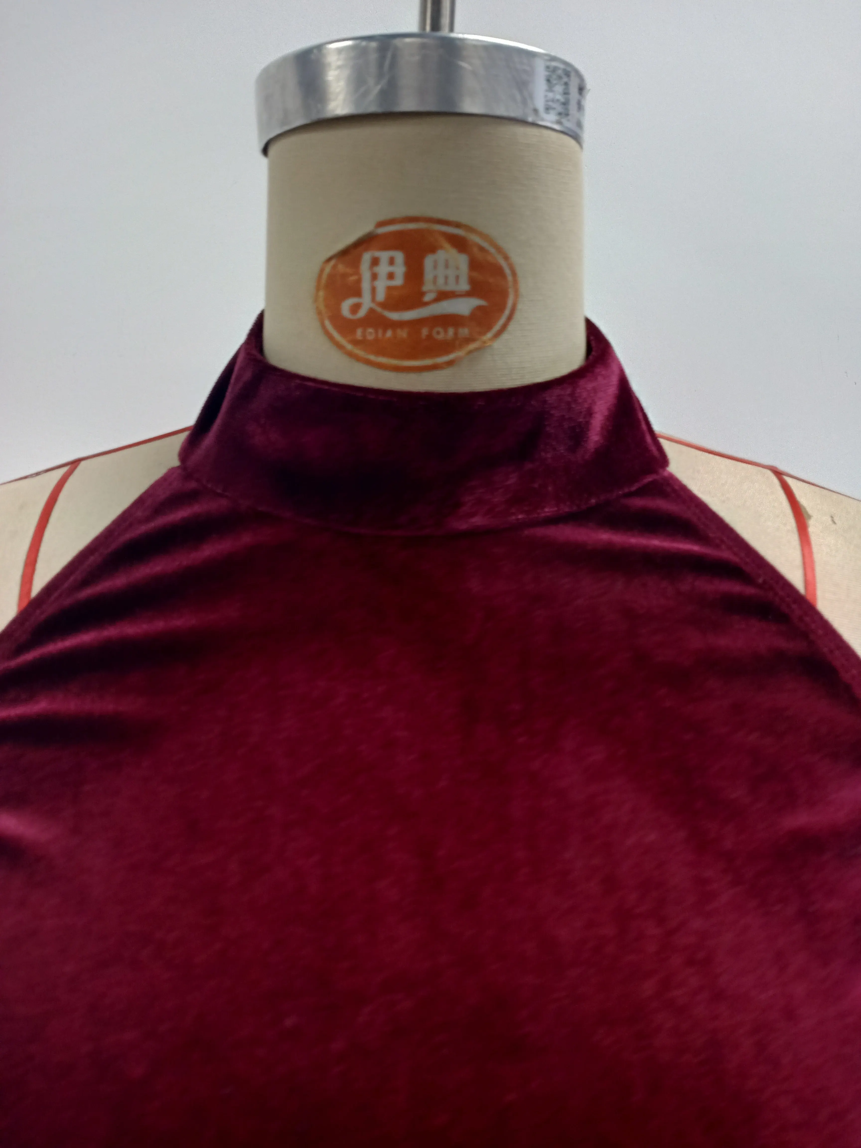 Einfarbiges burgunderrotes Samtkleid, ärmellos, Midi-Länge, hoher Kragen, Neckholder, figurbetont, Spitzen-Meerjungfrauen-Saum, Abendkleid für Cocktailpartys. – Detail 10