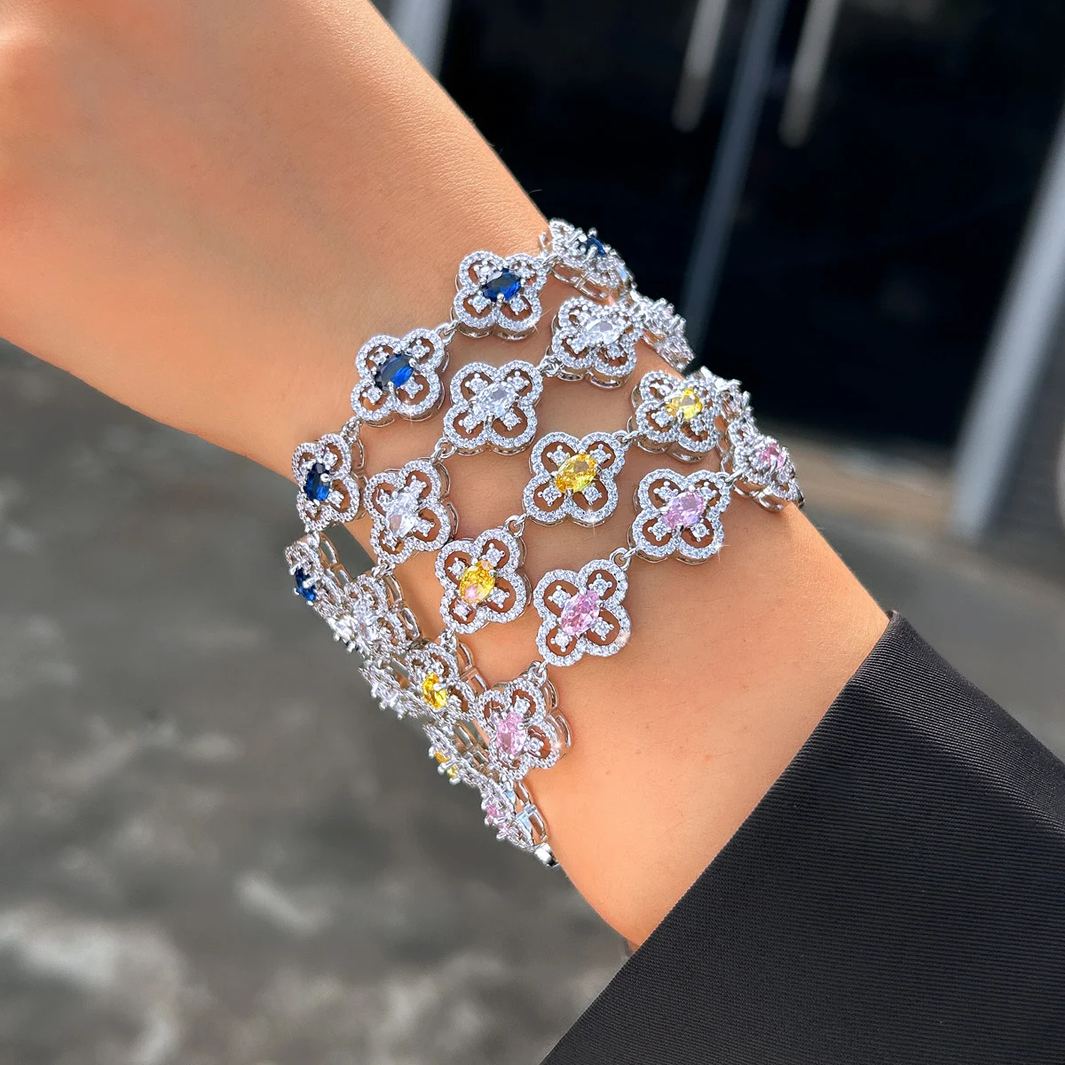 CWWZircons Luxuriöses Gelb-Rosa-Weiß-Blau CZ Großes Vierblättriges Blumen-Tennisarmband für Damen Hochzeit Party Schmuck Großhandel S0282 – Detail 2