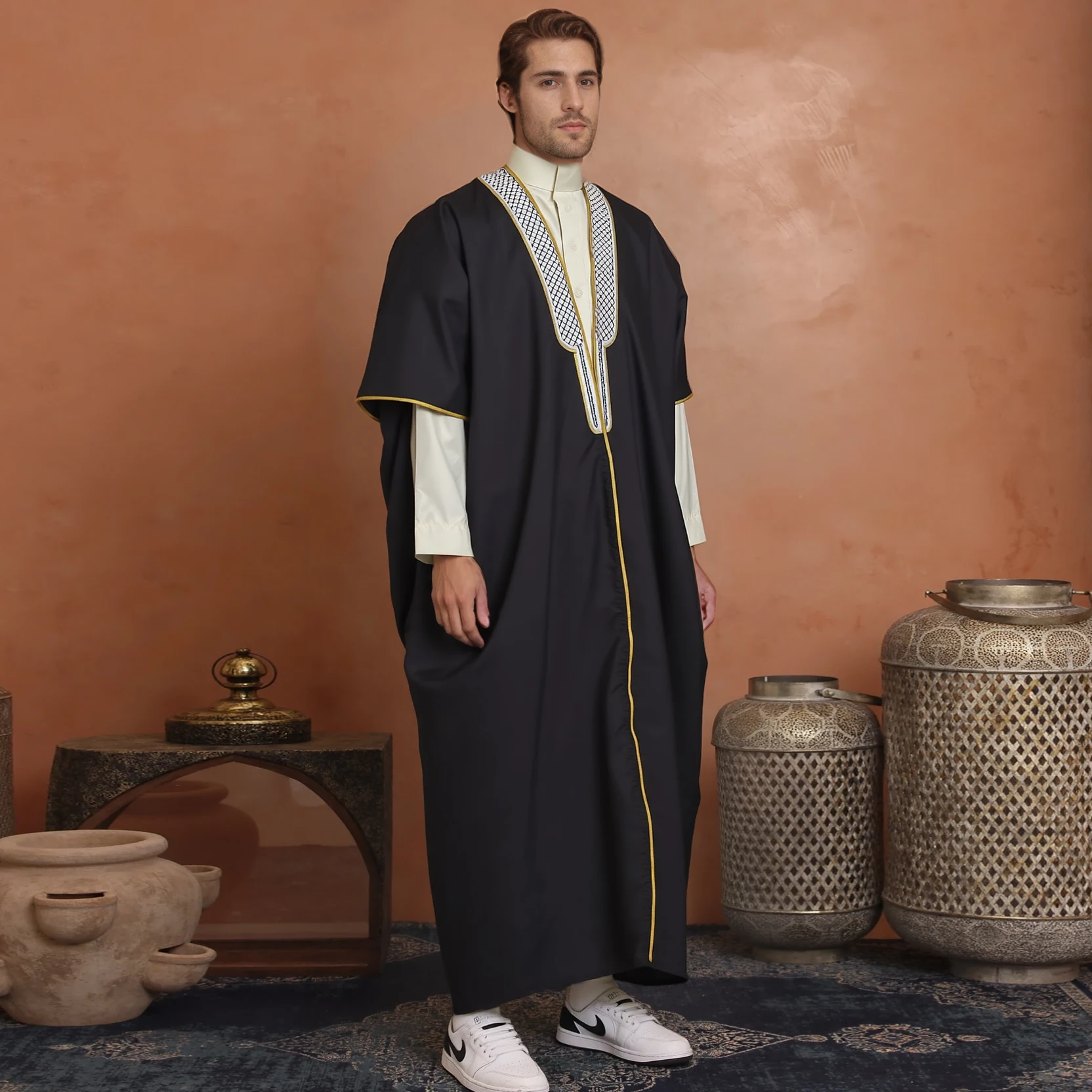 Commercio all'ingrosso OEM di alta qualità Omani Morrocon stile tessuto Thobe arabo Bisht Bisht Turchia abbigliamento caftano Abaya uomini musulmani Bisht
