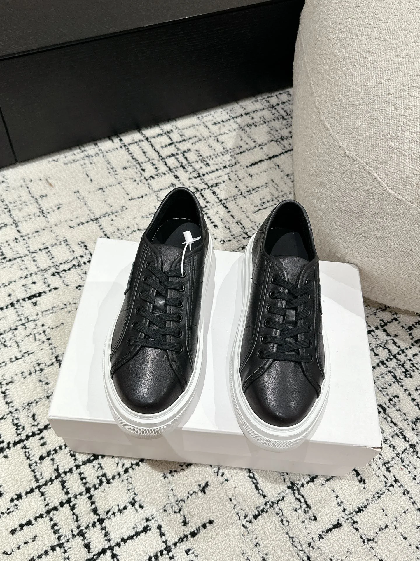 24 years new couple models thick bottom casual shoes, men and women, light and comfortable on the foot.