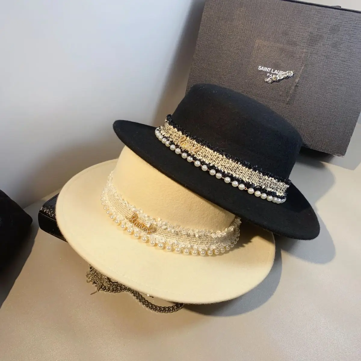 

English style all-purpose wool fedora with flat top and small fragrant pearl chain for women's winter fashion letter top hat