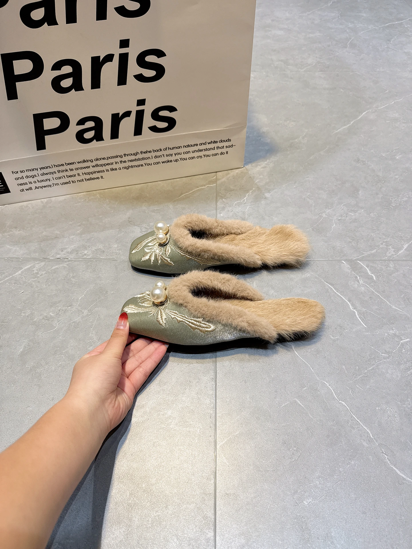 中国風の刺繍サテンハーフカバースリッパ女性用フラットボトムミュールスリッポンシューズ秋と冬用