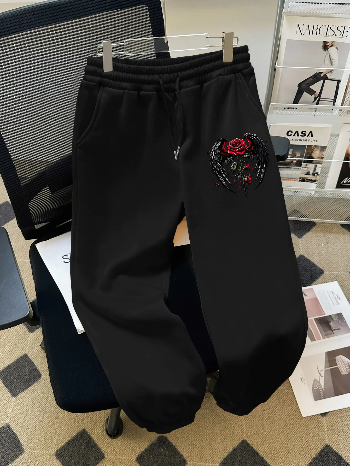 

Men's Casual Pants, Black and White Red Rose Print Jogging Pants Comfortable Sweatpants Suitable for Business Casual and Outdoor