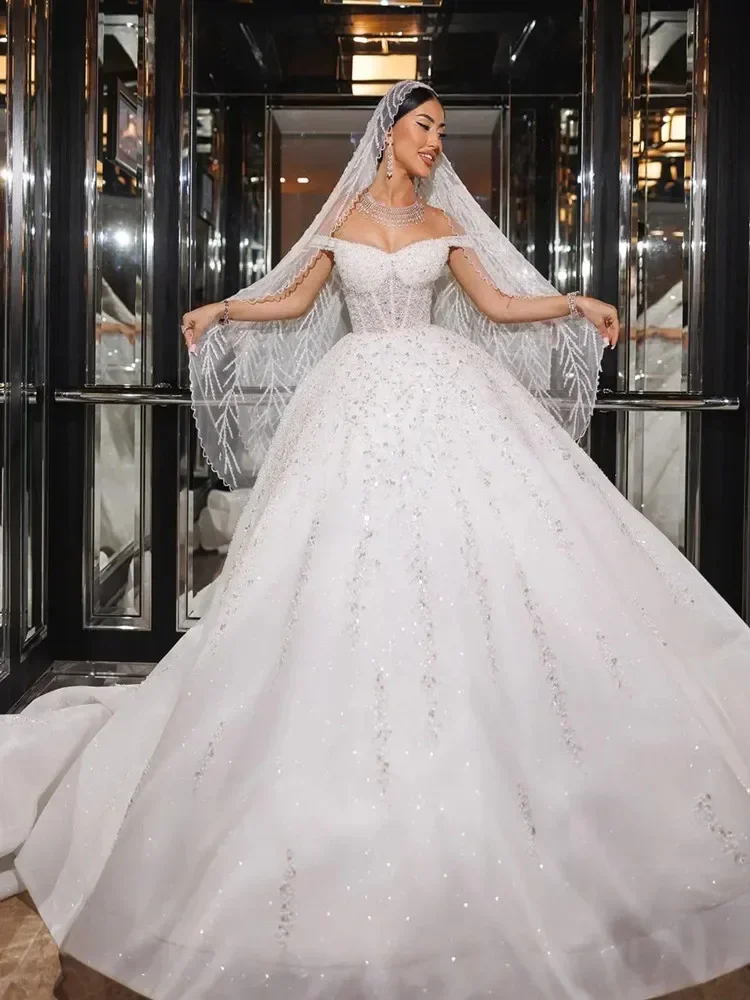 カスタマイズされた控えめな恋人シャイニービーズ真珠 A ラインのウェディングドレス Vestidos デノビアオフショルダー高級ブライダルドレス