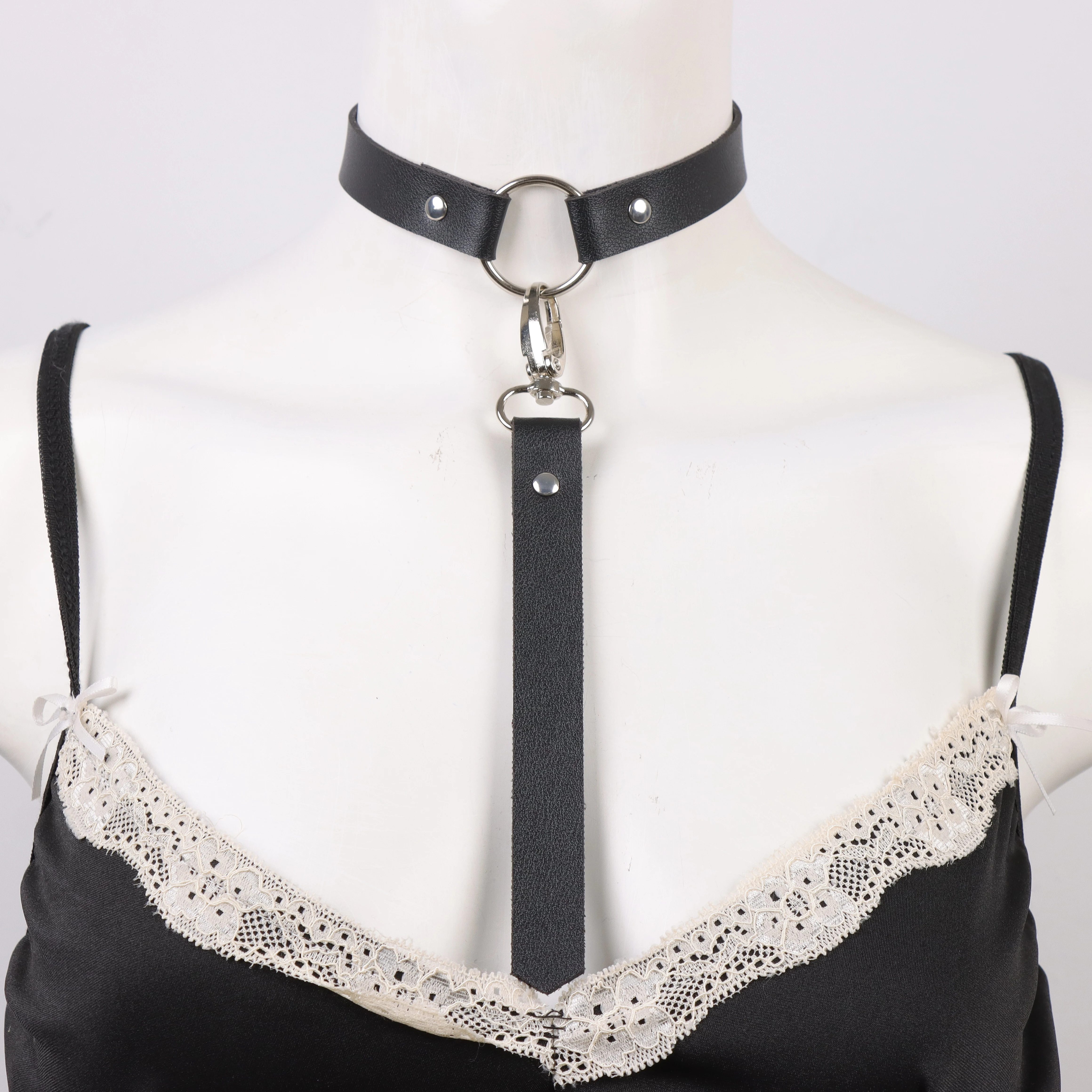 Dunkle Gothic-Halskette aus Kunstleder für Damen – Punk-Halsband mit O-Ring und Nieten, Retro-Edgy-Cosplay-Halskette, vorgebundene Halskette – Detail 6