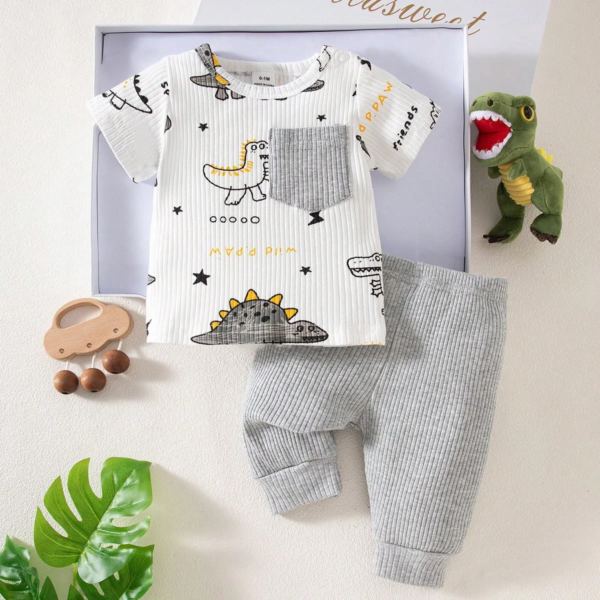

Newborn male baby white cartoon dinosaur pattern printed long sleeved shirt with green pants two-piece set, casual, fashionable