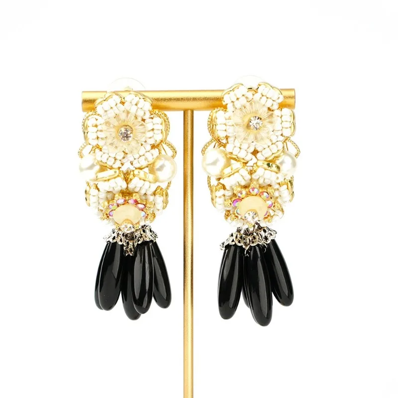

Vintage Heavy Industry Hand-woven Pearl Flower Earrings Design Elegant and Exquisite Classic Color Earrings Statement Jewelry