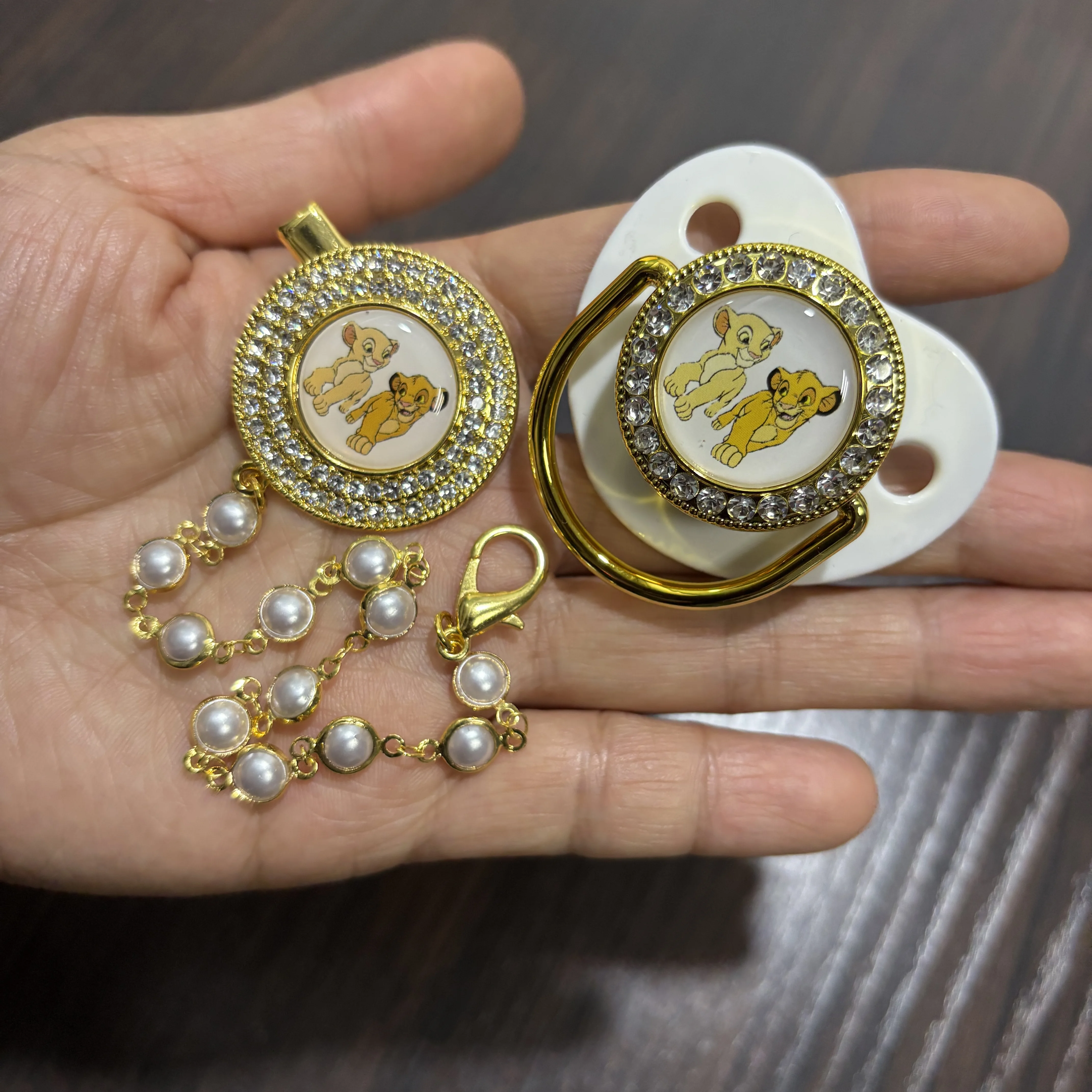 Нежная силиконовая детская соска-пустышка с защитным колпачком и надежной цепочкой для соски, милый мягкий прорезыватель для успокоения и снятия раздражения