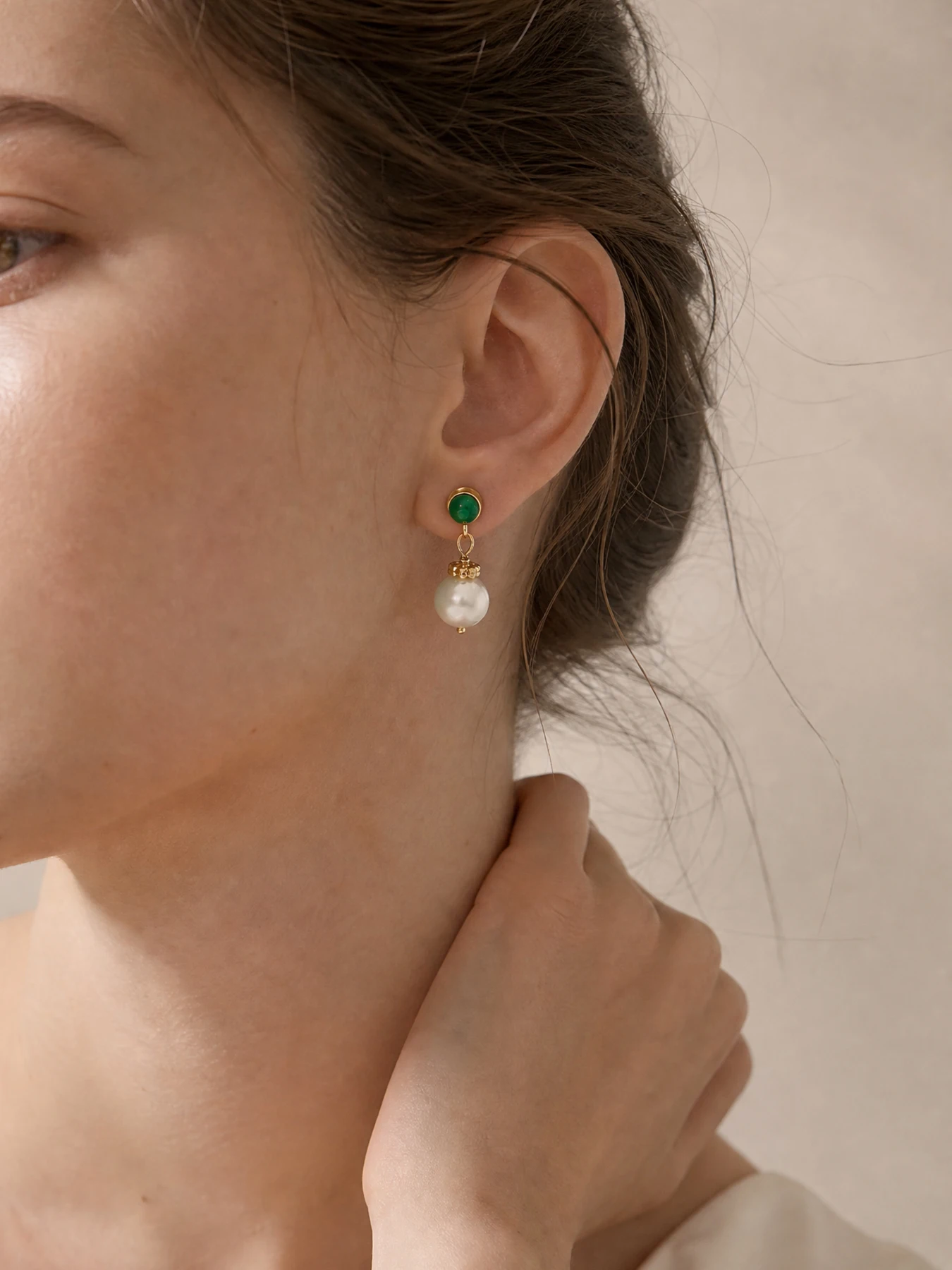 Vintage Contrast Green Bead Pearl Drop Earrings, Luxury Shiny Gold Long Dangle Jewelry, French Elegant Two-Tone Earrings