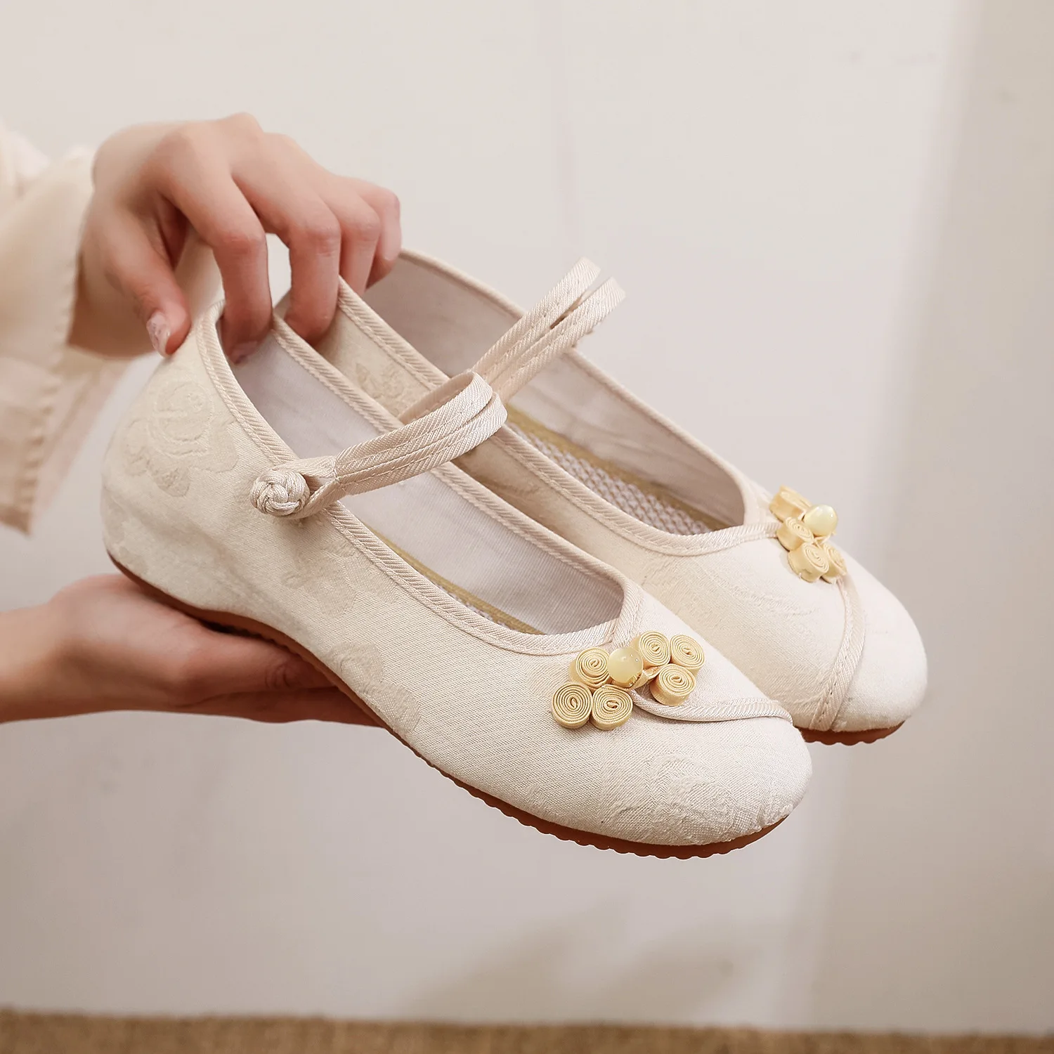 Size 34-41 Chinese Knot Women Cotton Fabric Embroidered Ballet Flats Ladies Casual Traditional Old Beijing Shoes Solid Color