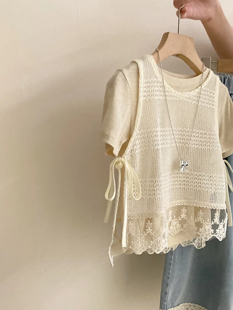 Корейский комплект лета 2025 года для девочек, новый полый кружевной жилет, однотонный кружевной повседневный джинсовый комплект с короткими рукавами, комплект из трех предметов