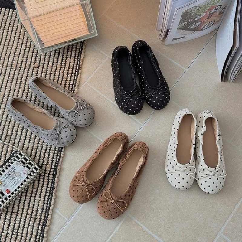 Damen-Ballerinas mit Polka-Dot-Muster, Schleifendekor, runder Zehenpartie, elastisch, zum Hineinschlüpfen, weich, faltbar, im Vintage-Stil, für den Alltag, Mary-Jane-Schuhe. – Detail 2
