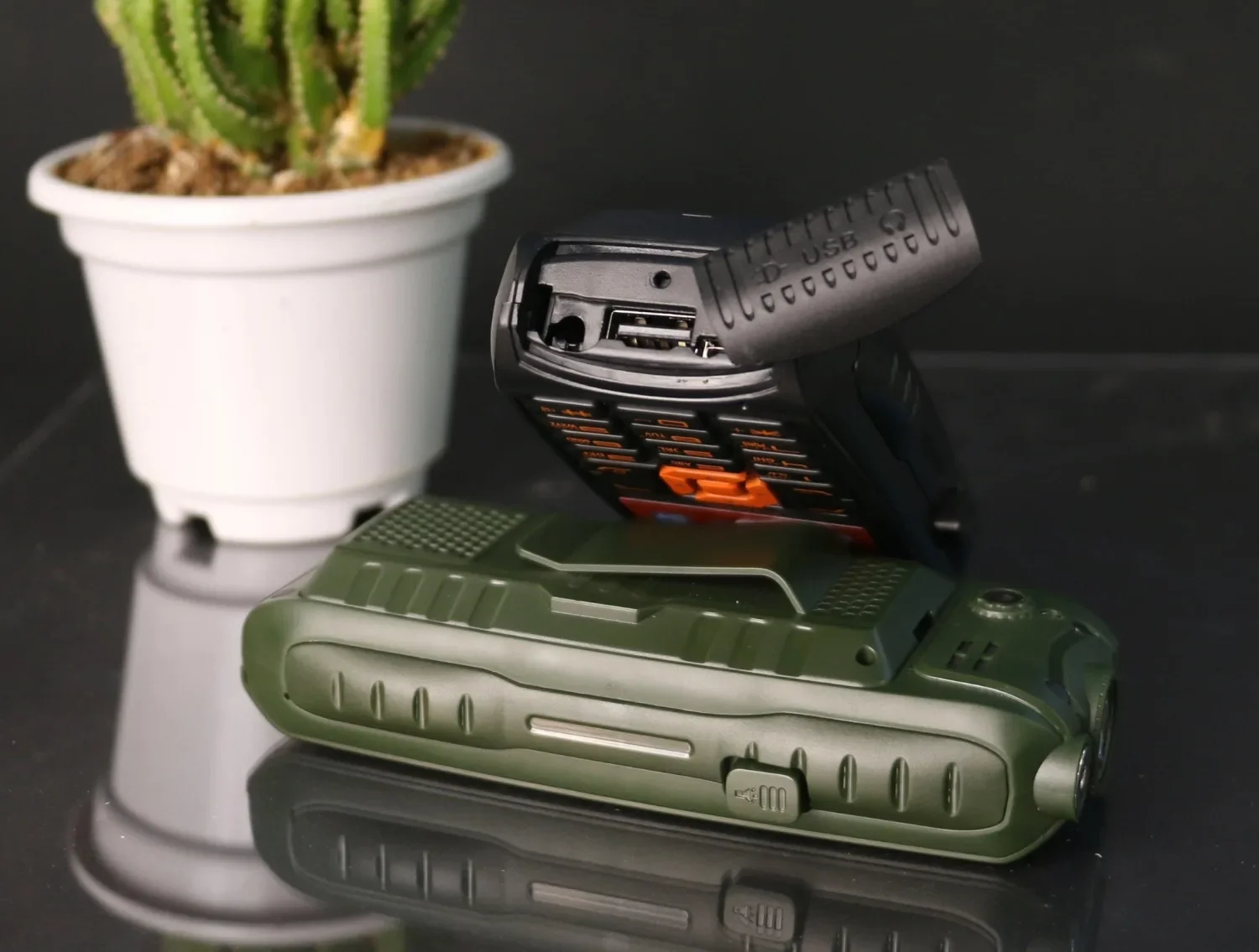 Téléphone extérieur avec Triple carte SIM haut-parleur longue veille SOS cadran d'urgence robuste téléphone portable bon marché avec batterie externe pas cher