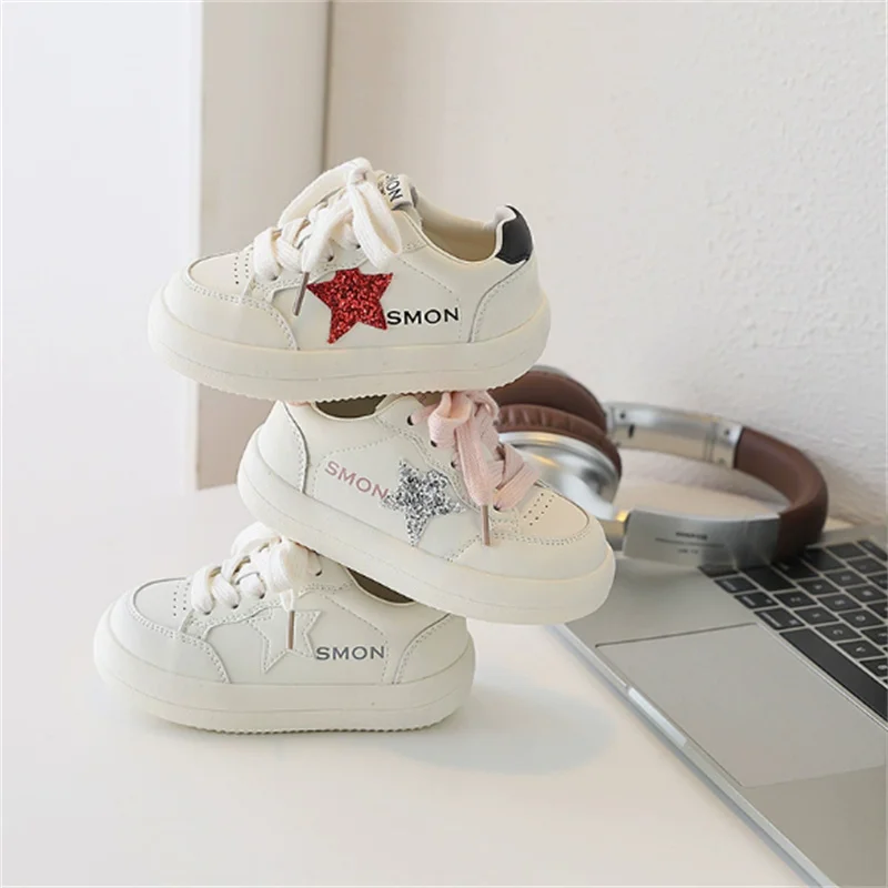 

Новинка 2023 года, весенняя детская обувь, кожаные детские теннисные дышащие модные уличные кроссовки с белой звездой для мальчиков и девочек, размер 22-37