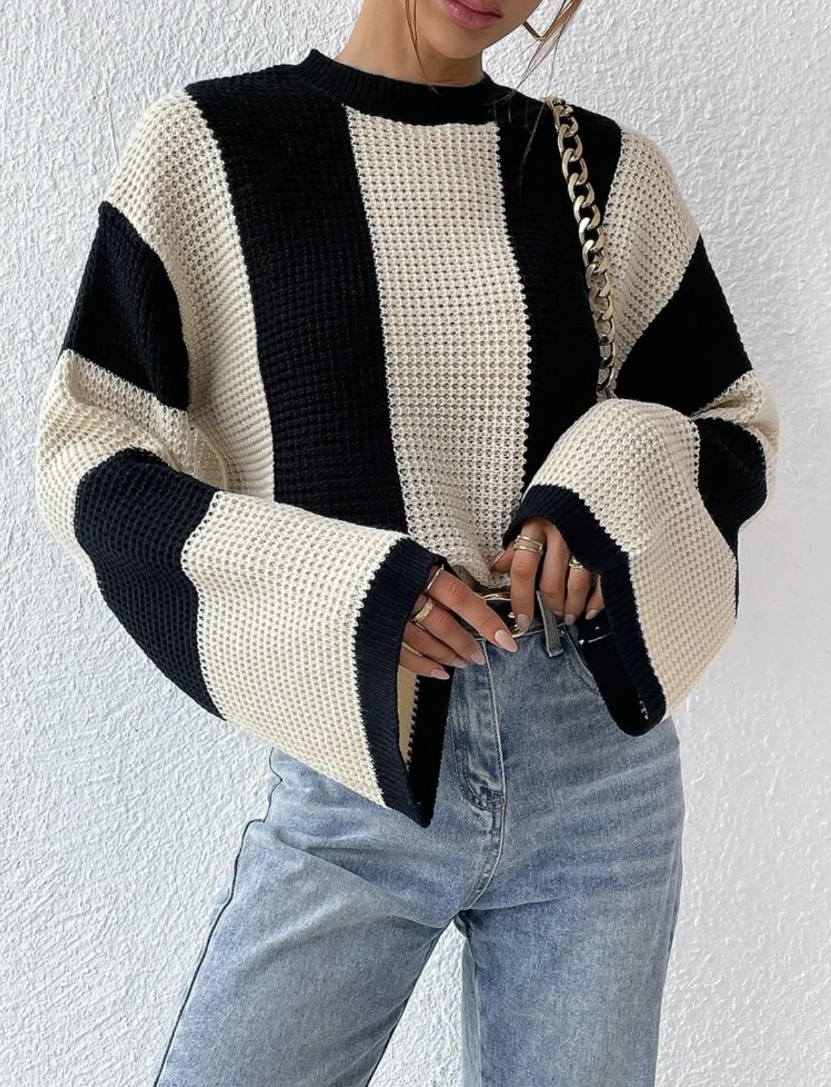 Autumn and winter women\'s fashion design loose knitted sweatshirt black and white striped contrast flared sleeve top