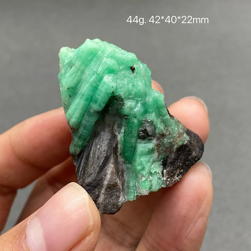 100% Natural green emerald mineral gem-grade crystal specimens stones and crystals quartz crystals