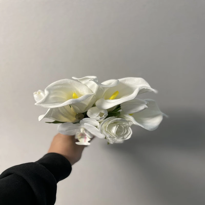 ramo de novia New style white trumpet flower, horseshoe lily, tulip, butterfly, blue hand-held flower