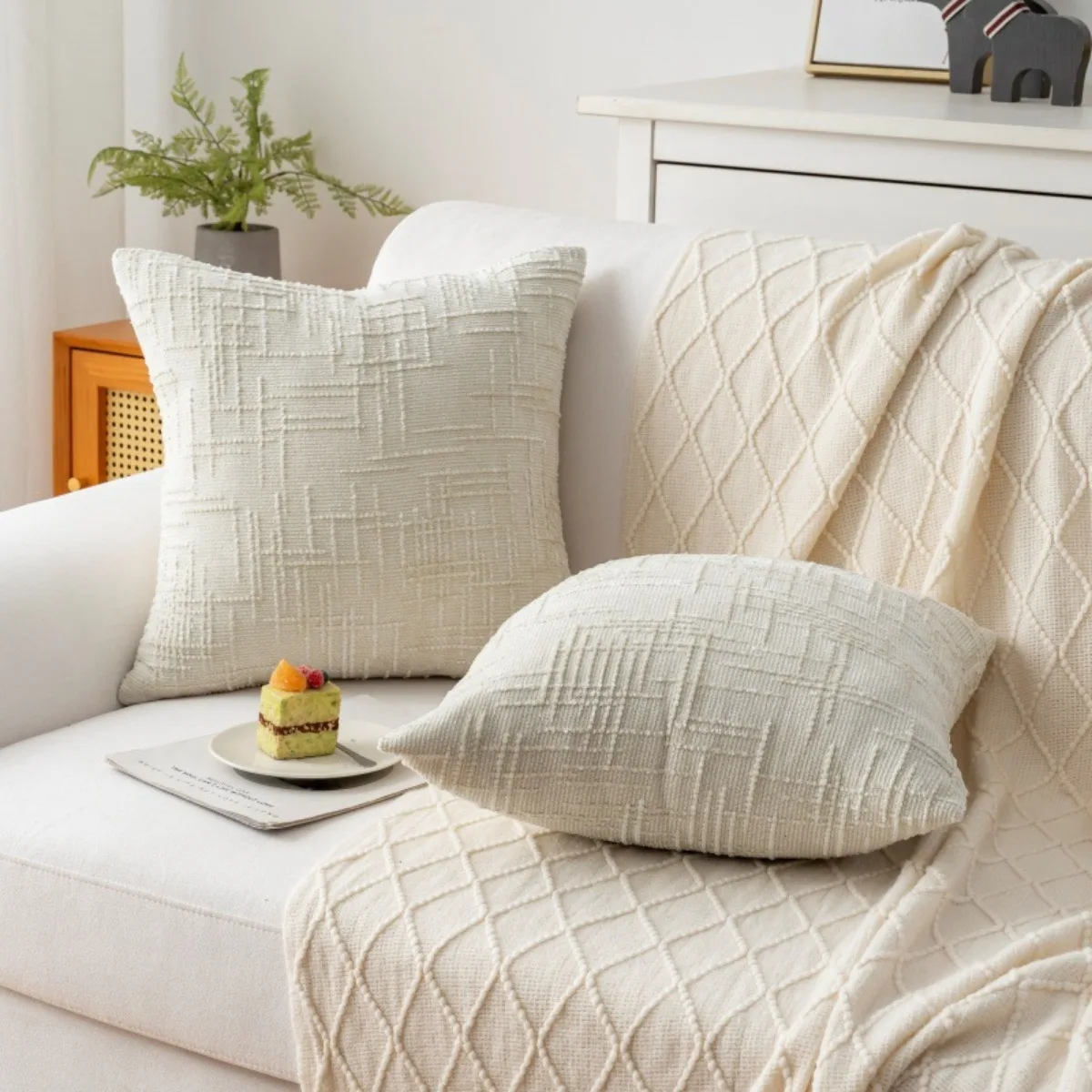2pcs Christmas Chenille Throw Pillow Covers Thick Textured Slubby Couch Pillow Covers Farmhouse Accent Decorative Pillow Cases