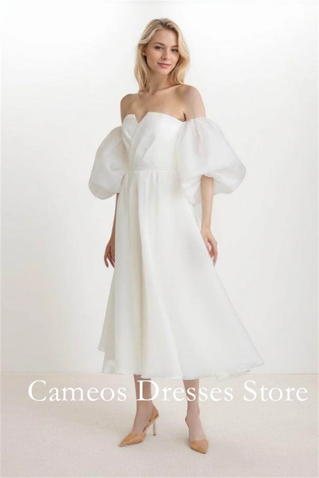 ชุดแต่งงานทรงเอไลน์สีไอวอรี่แบบรัดรูป แขนพอง ผ้าออร์แกนซ่า ความยาวระดับเข่า  แบบสั่งตัดพิเศษจาก SONDR สำหรับเจ้าสาว