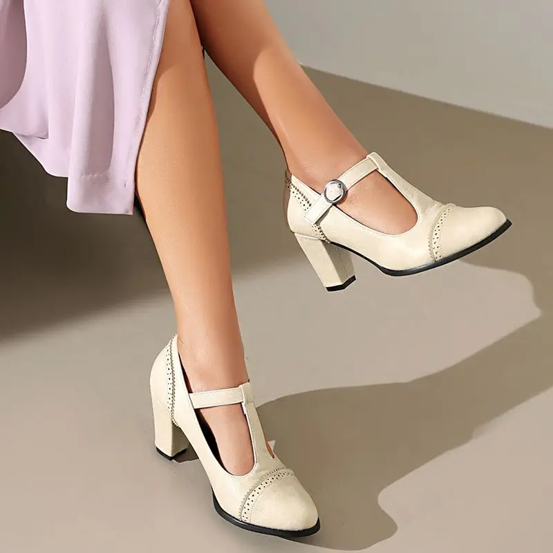 

SIMLOVEYO Винтажные классические женские туфли-лодочки с острым носком на массивном каблуке 7,2 см, с пряжкой и Т-образным ремешком, большой размер 40, 41, 42, 43 Обувь для отдыха белого цвета