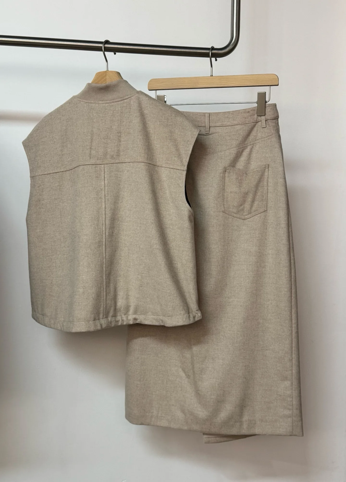 

2025 Early Autumn New Women's Sleeveless Wool Flannel Vest Asymmetrical Wool Wrap Skirt