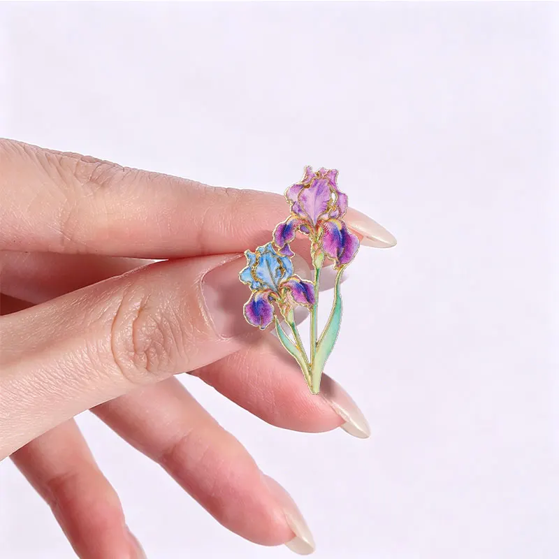 Vintage-Set mit Emaille-Abzeichen in Aquarellblumen-Optik, Rosen-, Pfingstrosen- und Hortensien-Motiv, botanische Anstecknadeln, goldfarbene Umrandung, Broschen, Schmuck, Geschenk für Damen. – Detail 8
