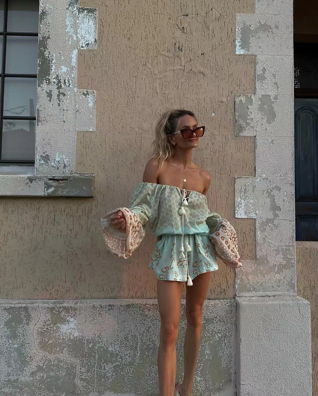 

Летний комплект 2025: топ на одно плечо с цветочным принтом и шорты – модный пляжный образ для женщин