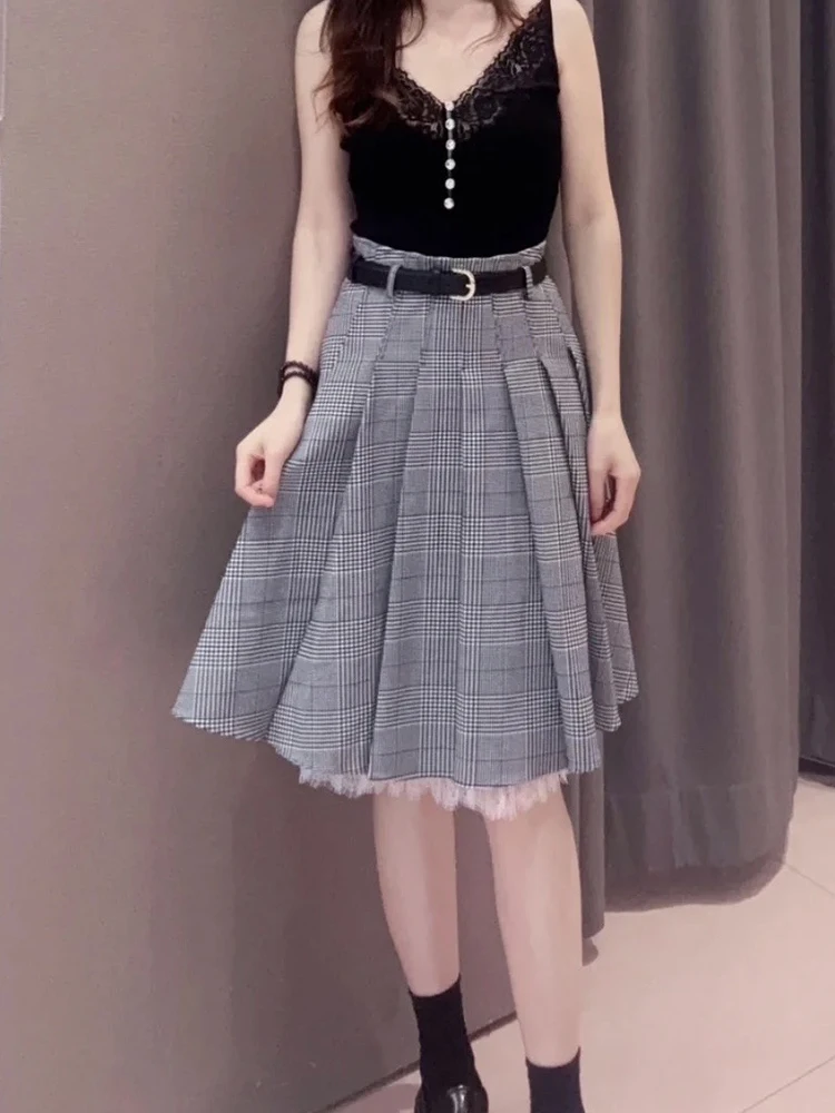 

The 2025 early autumn new women's dress features a grey checkered style with lace and pleated clock skirt