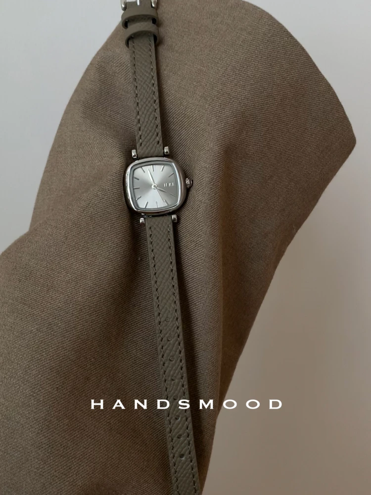 Exquisite women's wristwatch, silver-grey square design, simple yet stylish, sophisticated and elegant for everyday wear.