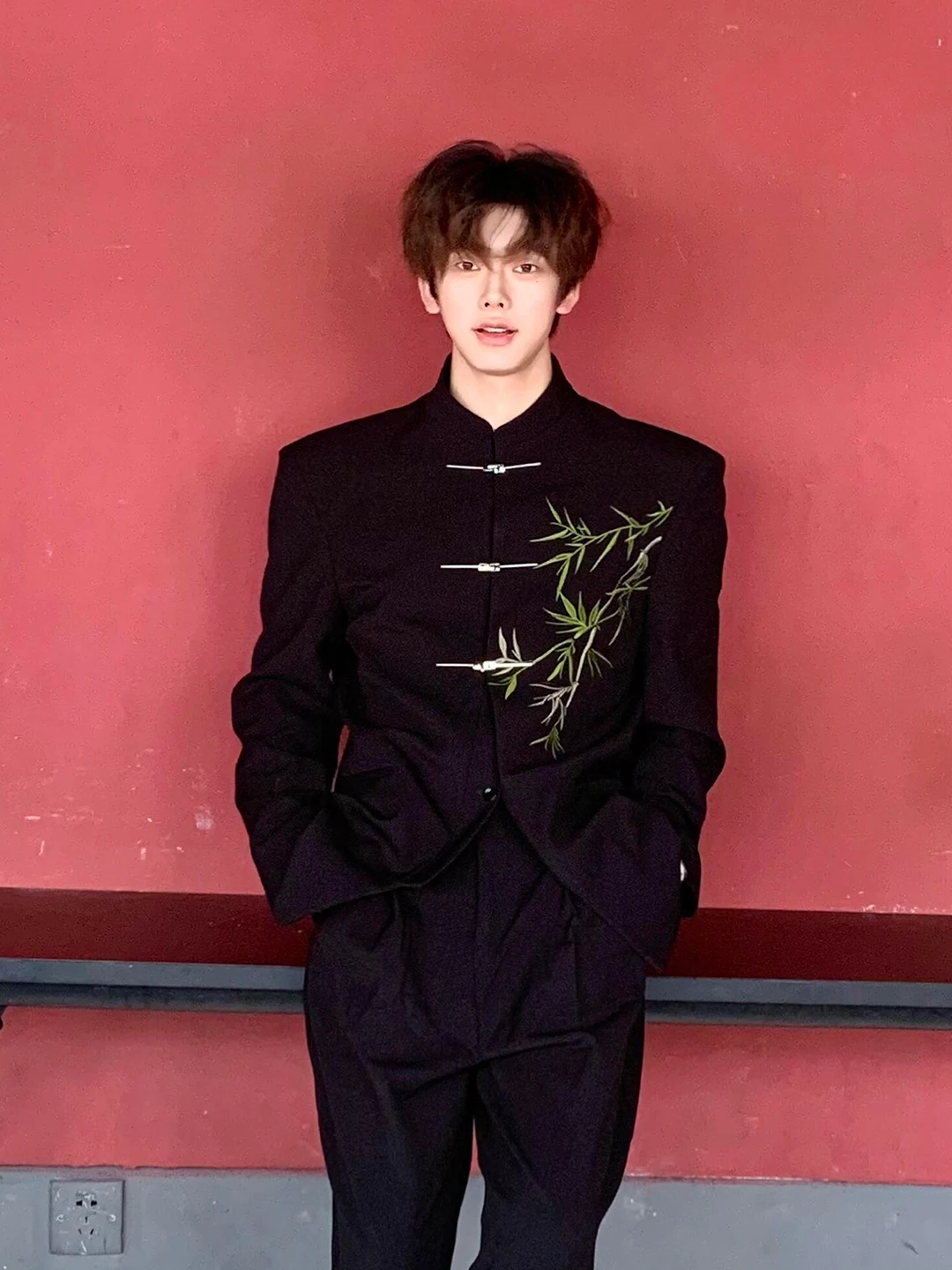 

New Chinese Sle Men's Suit Jaet Bla Embroidered Pad oulder Casual Western Clothes Long Sve Stand Collar Button up