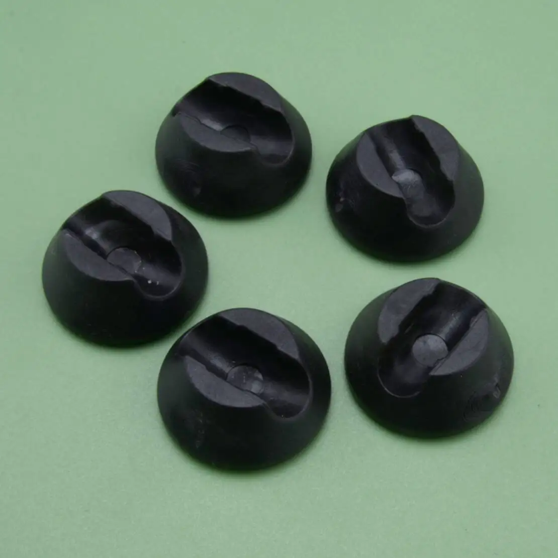 椅子の足の保護,滑り止め,家具の床の保護,金属製のテーブルの脚,ゴム製の黒いバー,ヘアピン,1セットあたり20個