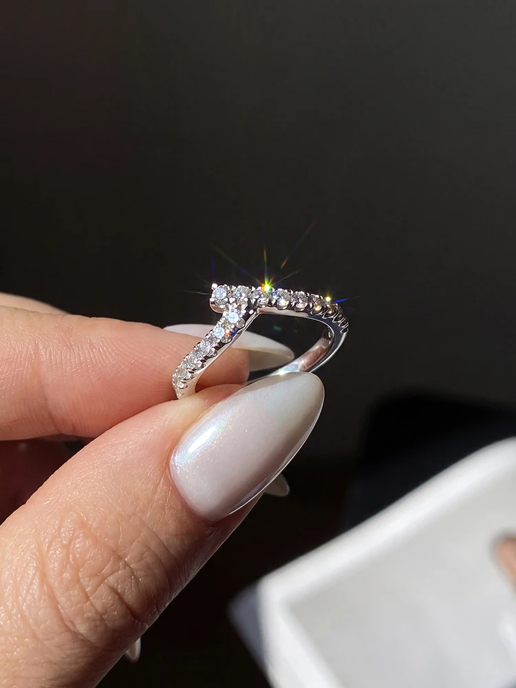 Modische Echte Runde Moissanit-Diamant V-förmige Eheringe für Frauen, Jubiläums-Personalisierte Hochwertige Schmuckstücke – Detail 4