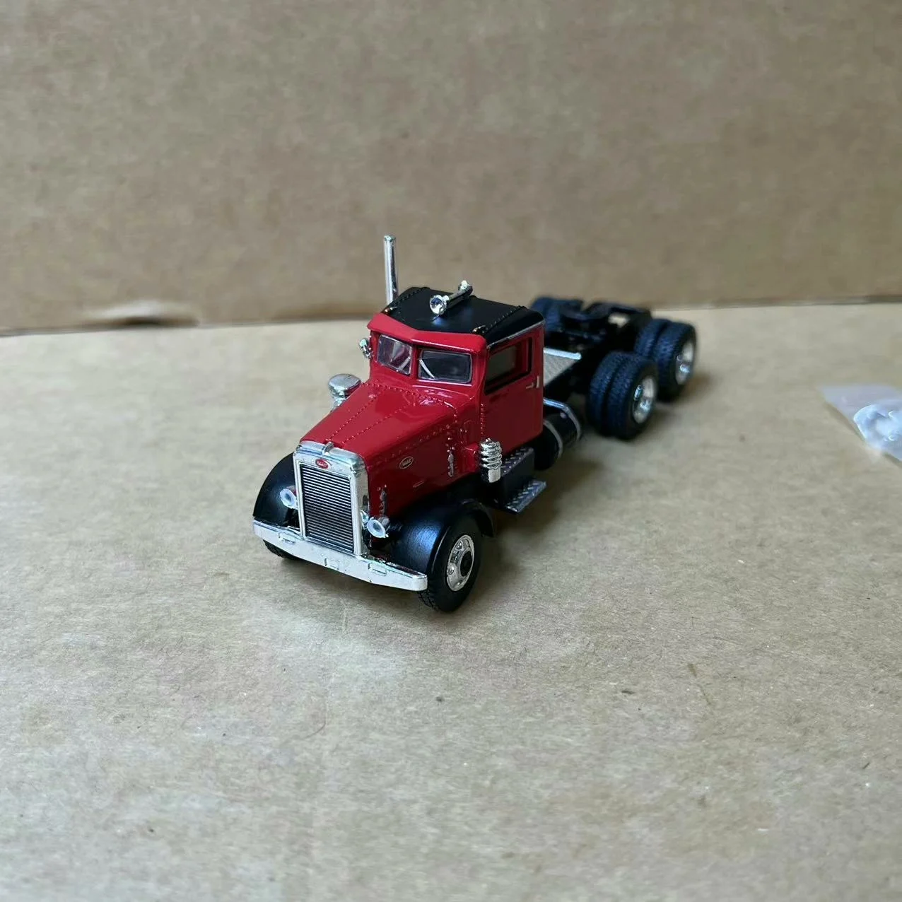 1:87 Scale HO Peterbilt 281 Trailer Head Truck Plastic Car Model Toy Ornament Collectible