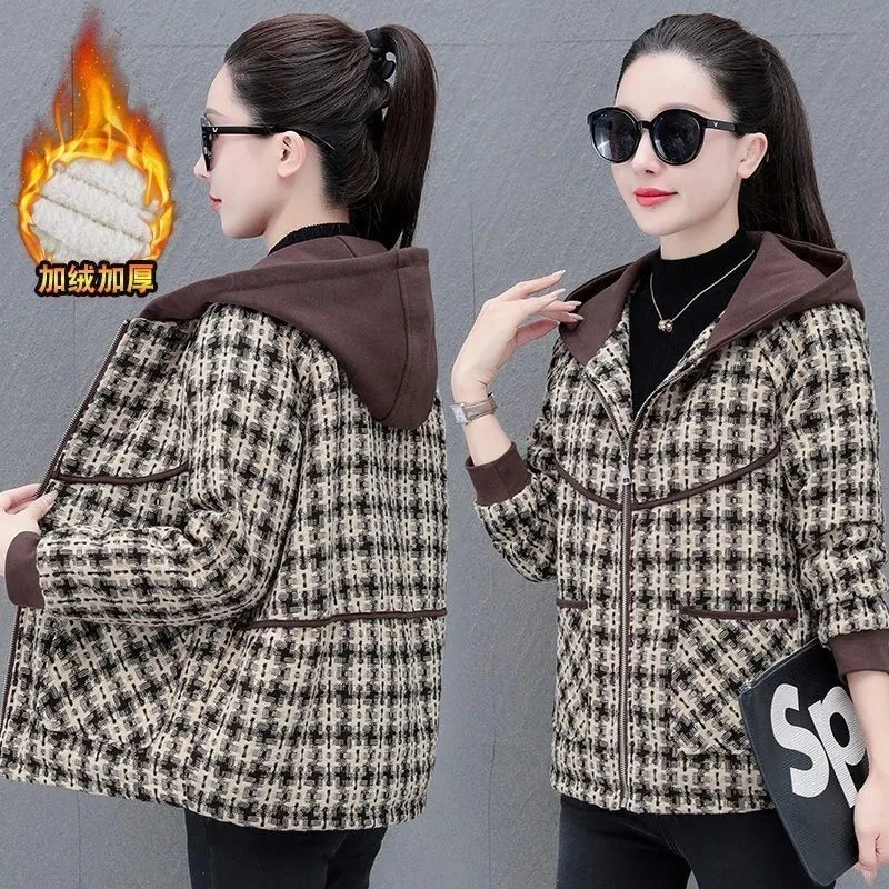 

Middle-Aged Elderly Mothers Plaid Short Jacket Women's 2025 New Winter Velvet Warm Padded Hooded Coat Female Casual Ladies Tops