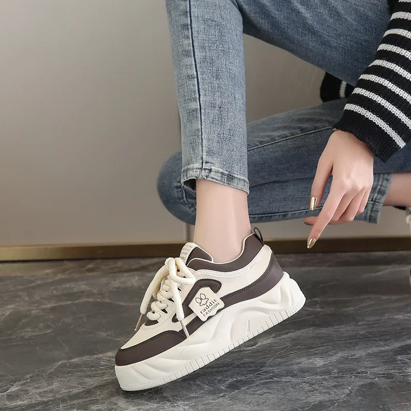 Classiche quattro stagioni nuove scarpe bianche piccole con suola spessa comode scarpe sportive da donna versatili e durevoli