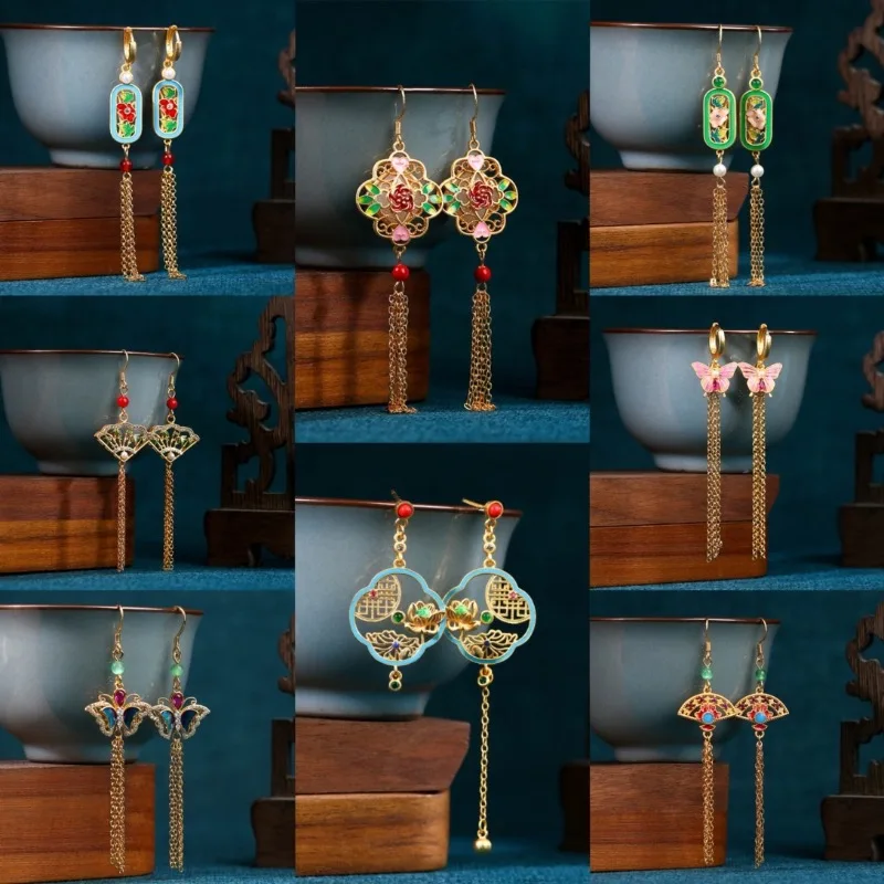 ต่างหูพู่สีทองสไตล์จีนชนเผ่าสำหรับผู้หญิงรูปทรงดอกไม้ดีไซน์กลวงสไตล์วังย้อนยุคทาสีหยกเคลือบสีหรูหราเครื่องประดับ