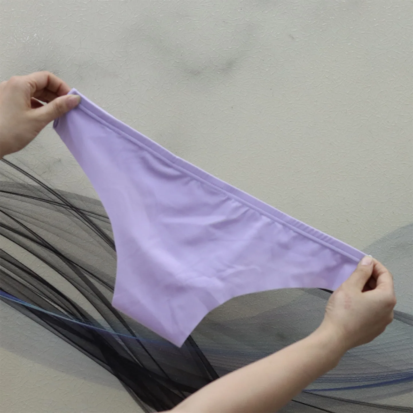 ملابس داخلية منتفخة من الحرير الجليدي للرجال المثليين ملابس داخلية مثيرة منخفضة الخصر على شكل حرف U ملابس داخلية Tangas بقصة ضيقة معانقة للجسم سريعة الجفاف