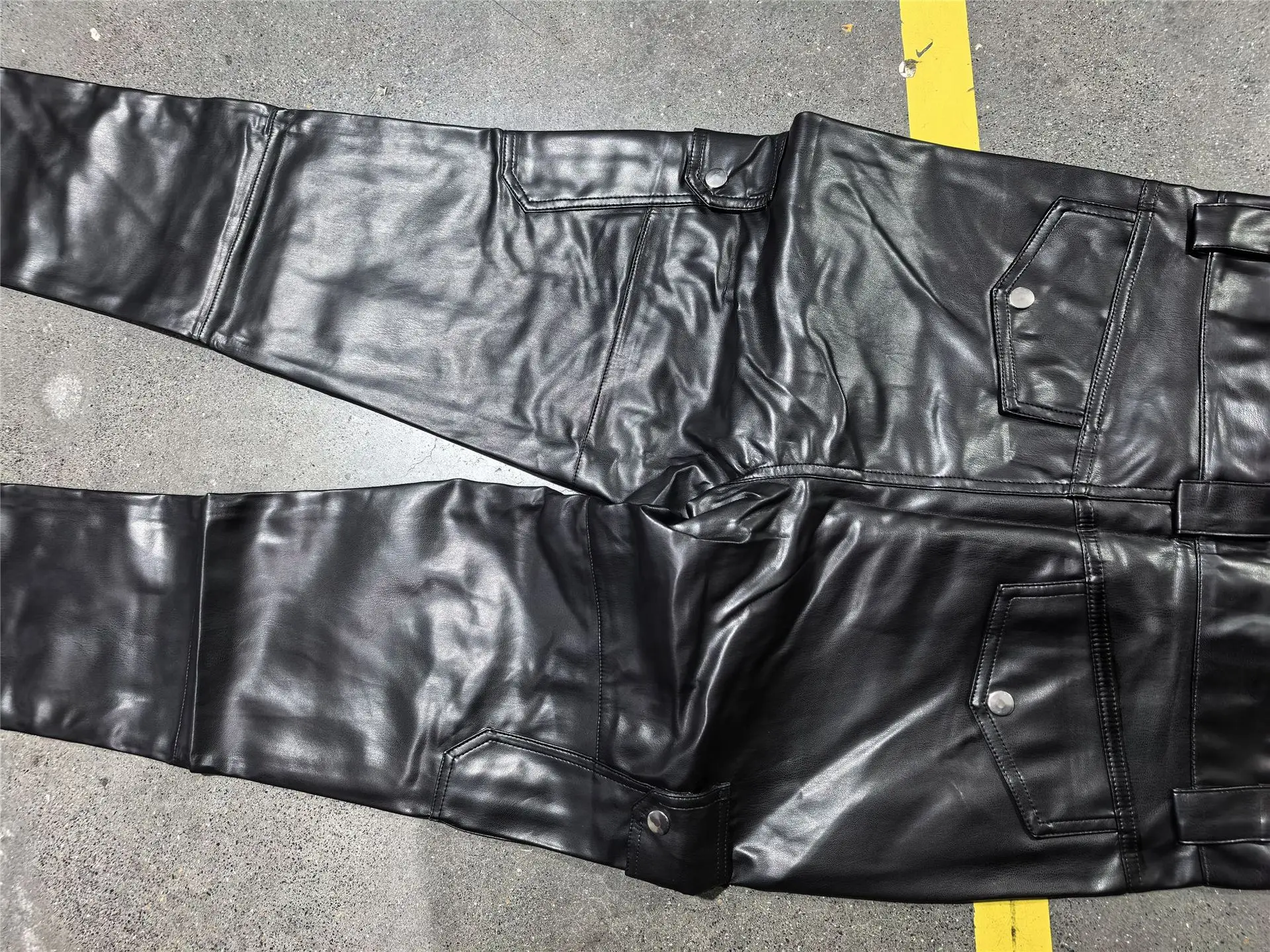 2026 Herren PU-Lederhose Slim Fit Casual Biker-Hose mit Gürtel Mehrere Taschen Streetwear-Hose Herbst Winter Übergröße XS-5XL – Detail 8