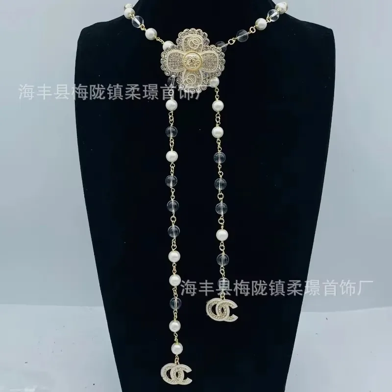 piccola-collana-di-perle-a-doppia-c-con-camelia-di-montagna-e-vento-profumato-catena-da-collo-in-pelle-di-lusso-leggera-per-la-casa-profumata-da-donna