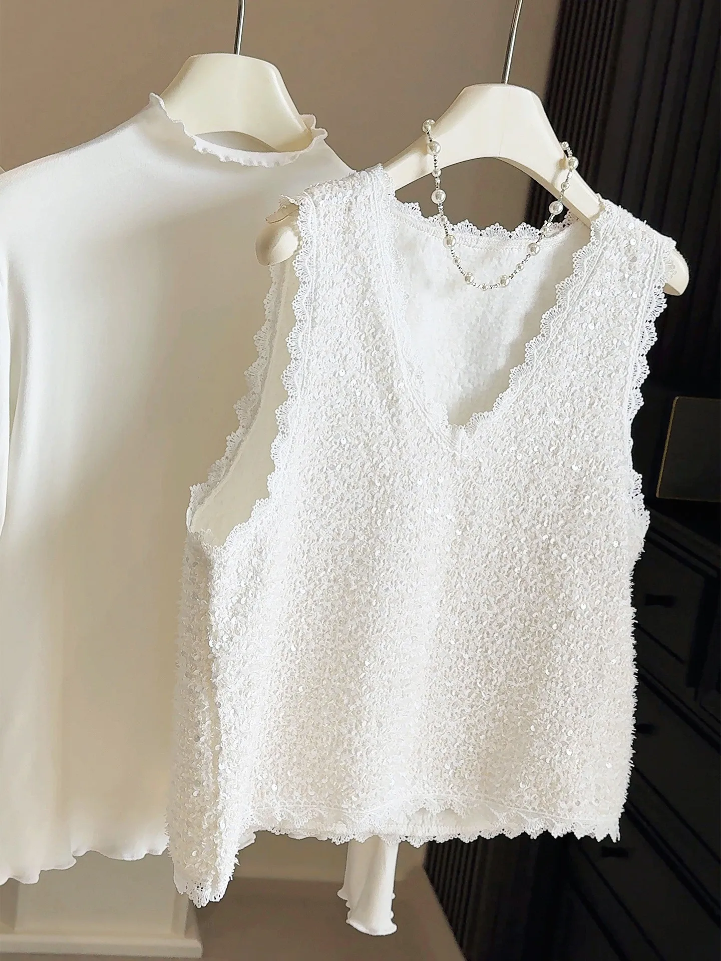 

2025 Новый осенне-зимний жилет с блестками и внутренним топом с длинными рукавами, комплект из двух предметов