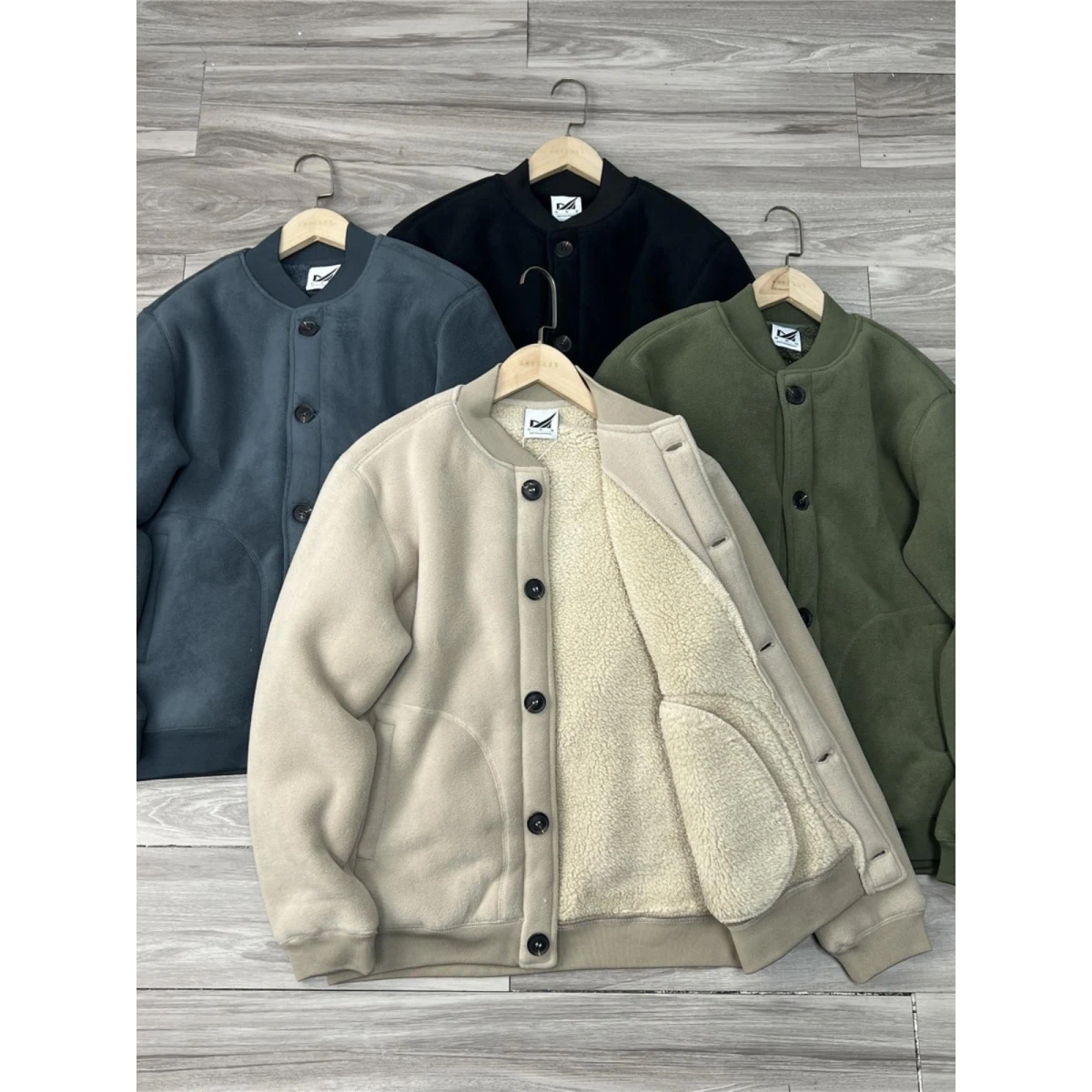 

Thiened Fce Ветрозащитное теплое бархатное джато с ягненком Свободное пальто с бейсбольным воротником в стиле ретро для мужчин и женщин Молодежная осенняя куртка...