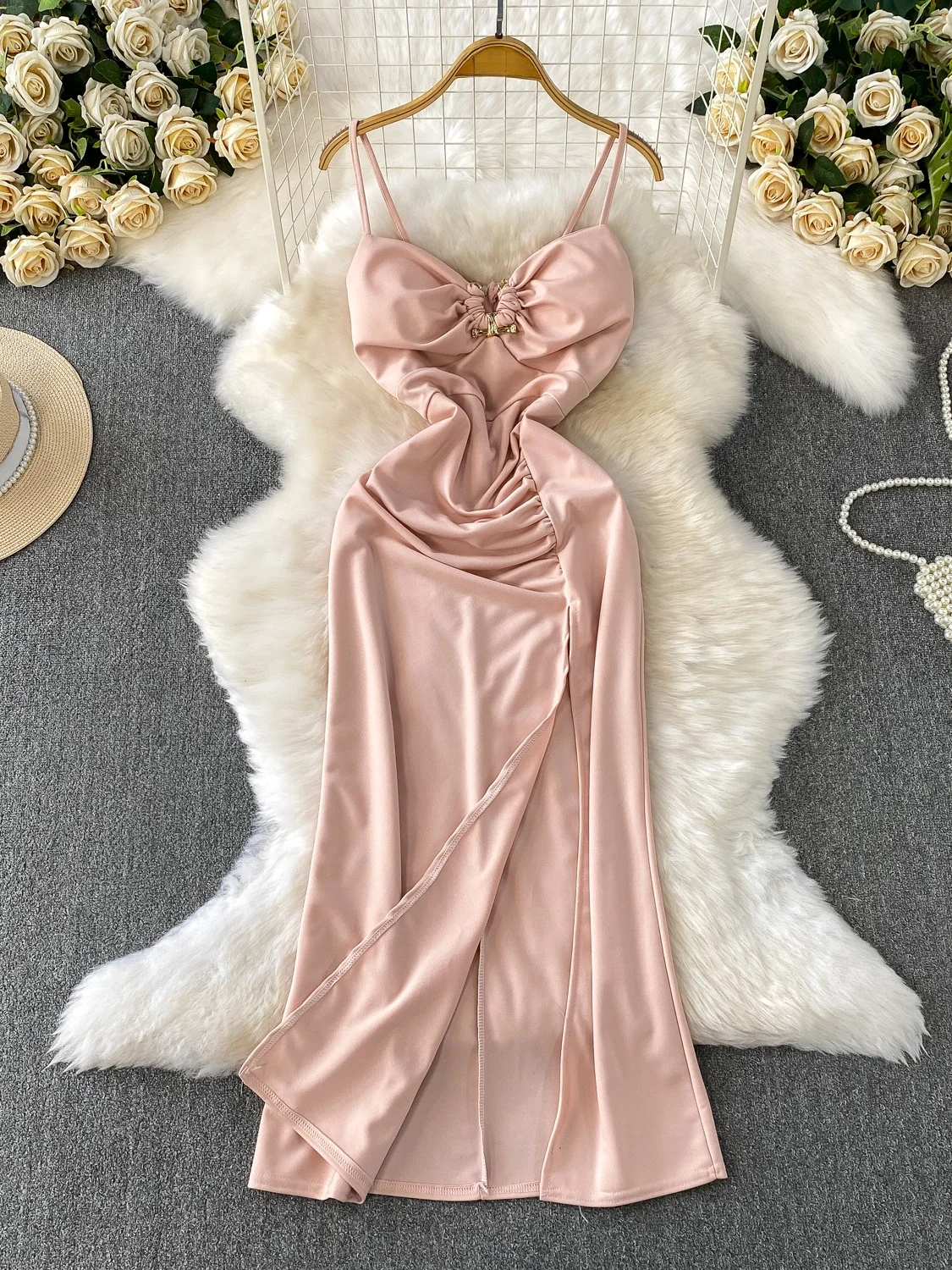 กระโปรงทรงเอผ่าข้างเอวสูงผ้าซาตินแต่งกระดุมรูปตัววีสำหรับผู้หญิง สไตล์เซ็กซี่สำหรับฤดูร้อน เหมาะสำหรับใส่ไปทำงาน ป้องกันการพันกัน