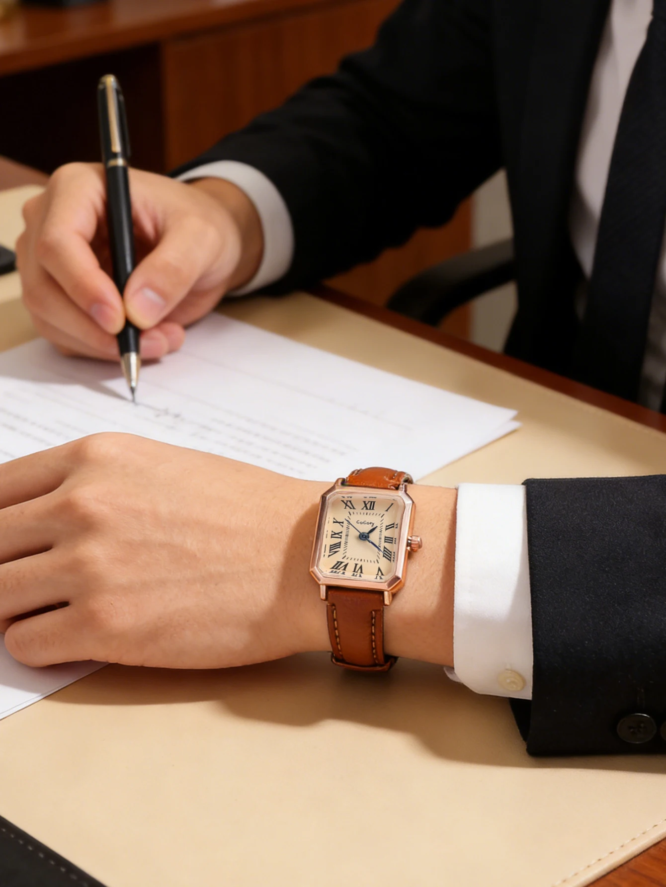 

Винтажные прямоугольные женские наручные часы, ремешок из натуральной кожи, золотой корпус, циферблат с римскими цифрами, элегантные часы для женщин.