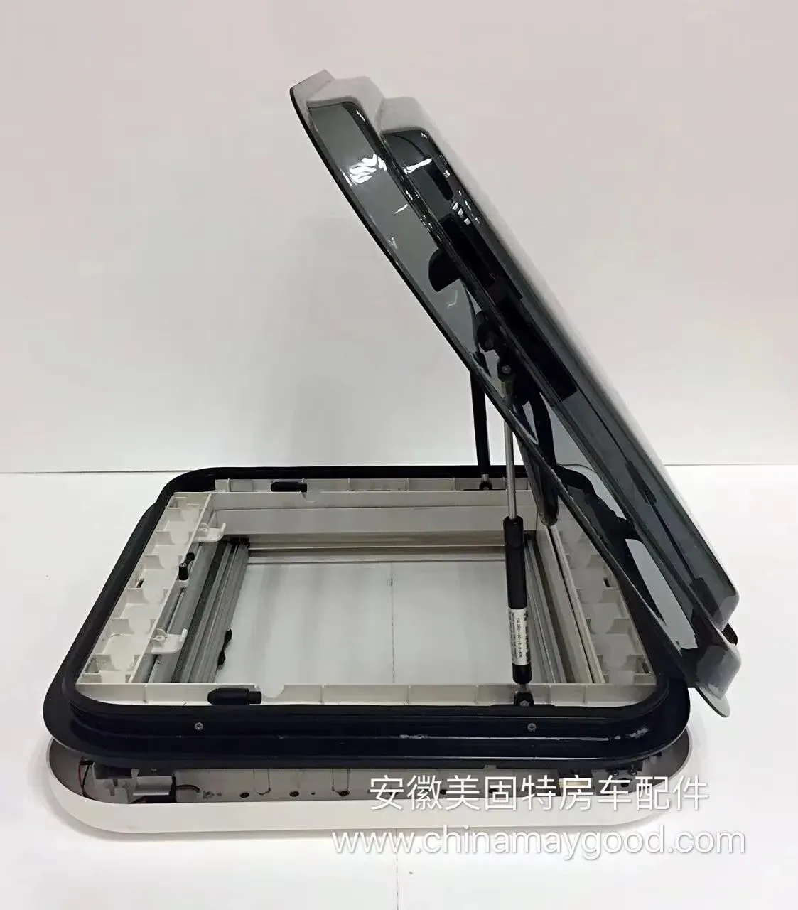 Immagine 3: Lucernario Manuale per Camper, Roulotte e Motorhome 500*500mm con Luci LED