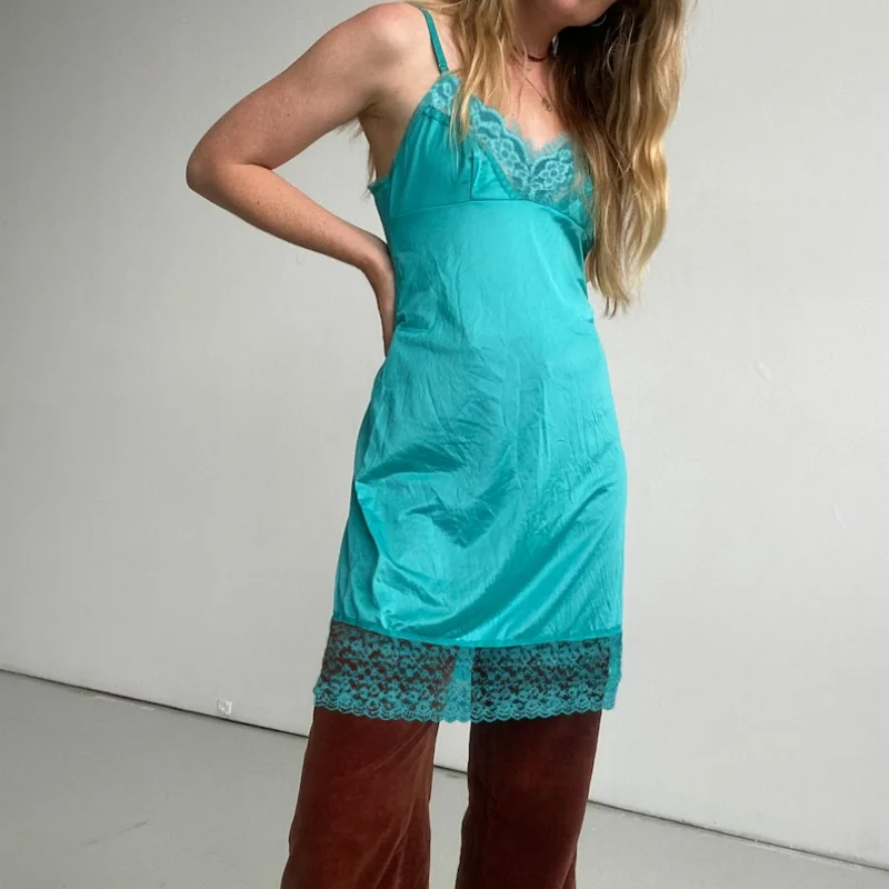 เสื้อสายเดี่ยวผ้าซาตินแต่งลูกไม้สไตล์ Y2K สำหรับสาวๆ ผ้าไหมชายเสื้อไม่เท่ากัน เสื้อสายเดี่ยวยาวปานกลาง เหมาะสำหรับออกงานปาร์ตี้ ﻿