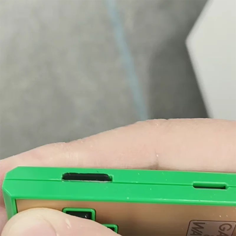 لعبة الساعة المحمولة الأولى المعدلة إلى إصدار مفتوح المصدر لبطاقة TF وبطاقة TF جاهزة