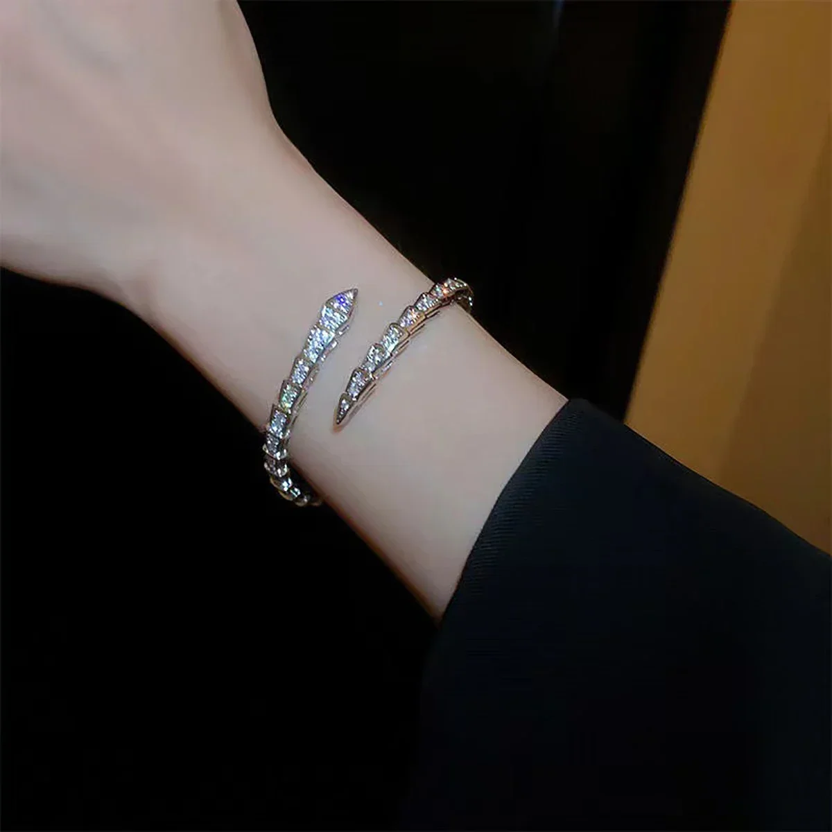 Regalo de joyería de hueso de serpiente: pulsera abierta con tachuelas de circonita, opciones de oro/plata/cobre, regalo único para él y ella
