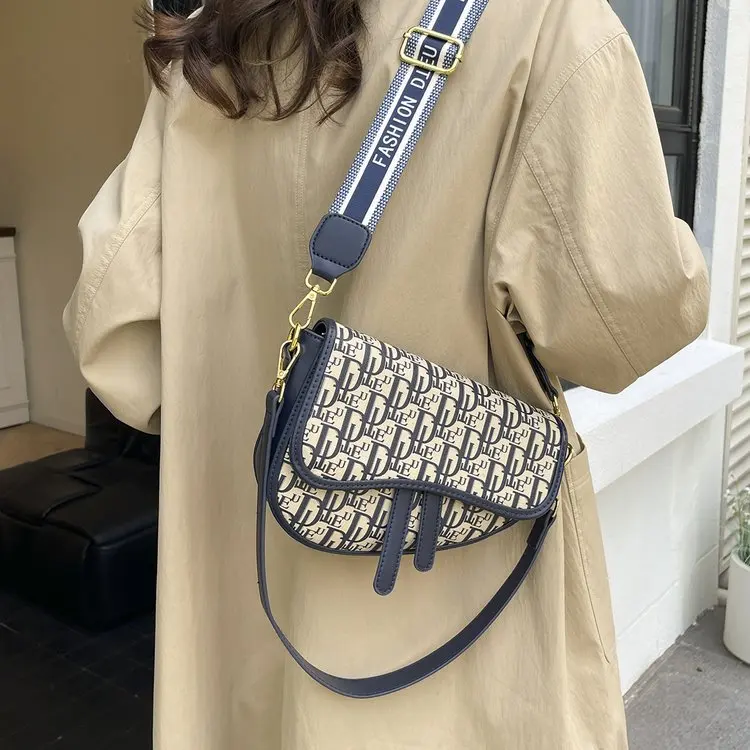 

2025 Summer New 2270 Letter Pvc + Synthetic Leather Bag Cover Single Shoulder Fashion Versatile Saddle Bag