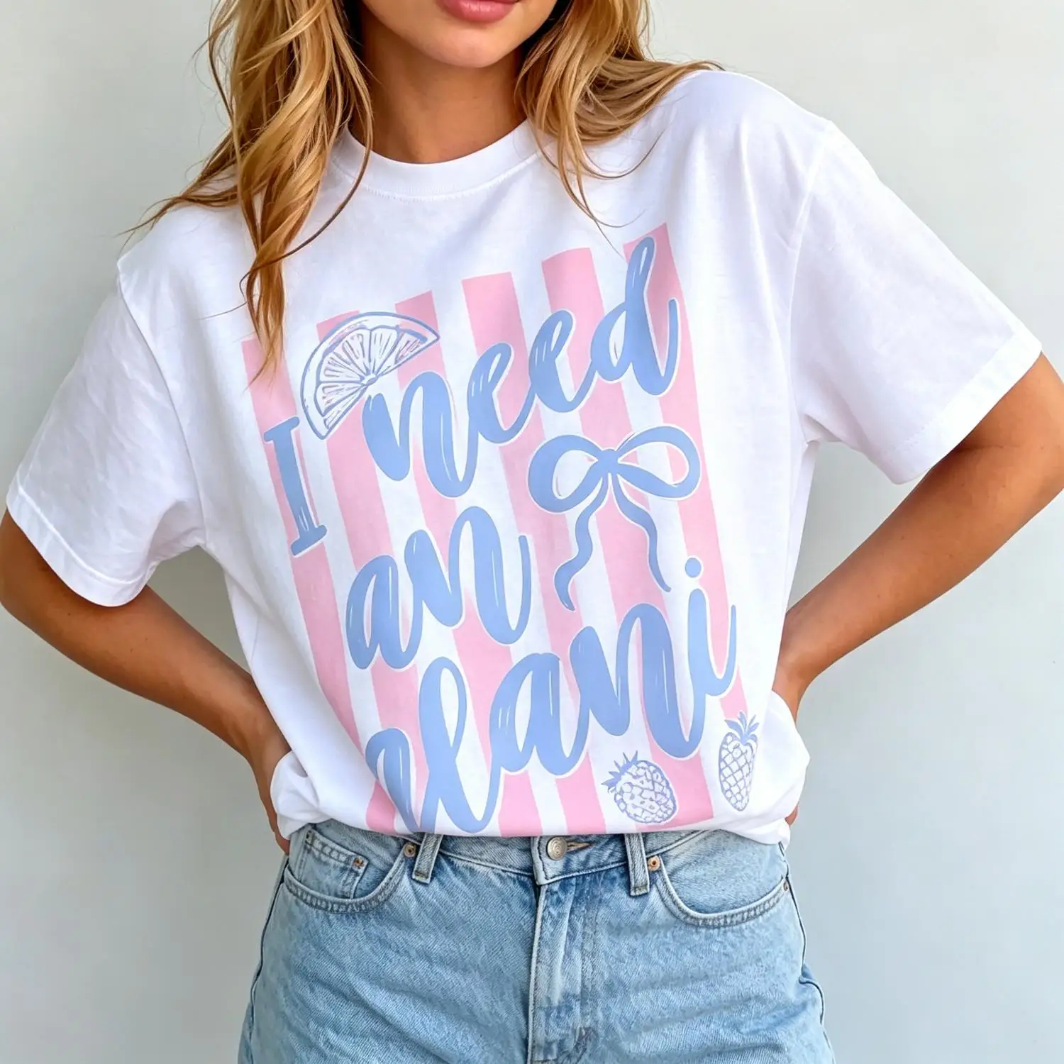 Camiseta moderna con la frase “I Need An Alani”, camiseta informal a rayas rosa y azul con la frase “I Need An Alani” para amantes de la bebida energética.